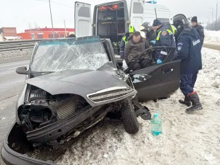 Спасатели вызволили водителя из железного плена после ДТП с автобусом в Ногинске