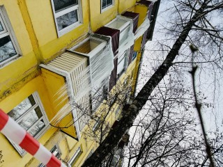 В Раменском коммунальщики спасли дом от гигантской «царь-сосульки» размером с березу