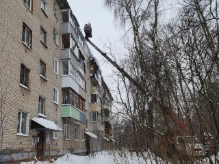В Лосино-Петровском коммунальщики очищают кровли от наледи и сосулек