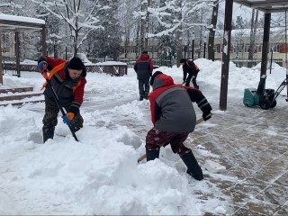 «Стахановский» темп: уборщик из Чебоксар помогает Власихе справиться со снегопадами