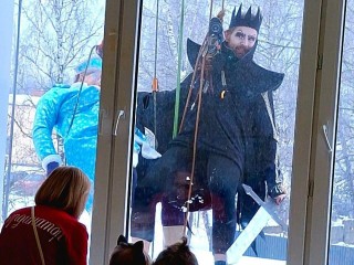 Дед Мороз-альпинист и его команда заглянули в окна палат онкодиспансера Балашихи