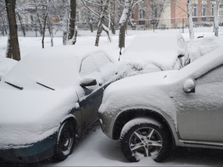 Водителям Дубны напомнили, как безопасно очистить автомобиль от снега