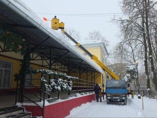 Общими силами против сугробов: коммунальщики и жители Дзержинского расчищают город после снегопада