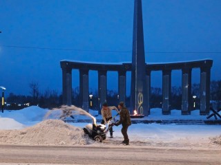 В Шатуре и Рошале очистили от снега территории у памятников и обелисков