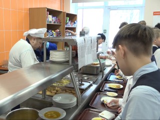 Родительский контроль и бесплатное питание: как организовано питание в школе им. Попова во Власихе