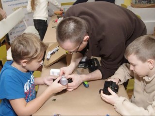 В Раменском школьники помогают бойцам на фронте, собирая детали для дронов