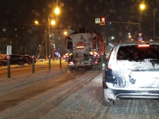 Дорожники Рузского округа ликвидируют последствия первого новогоднего снегопада