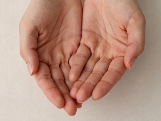 Детское мыло и жирный крем на ночь: какой рецепт спасет кожу рук зимой