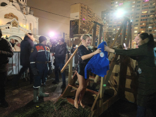 Мороз, пар над купелью и горячий чай: в Реутове прошли крещенские купания