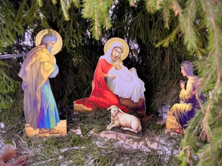 Рождественский вертеп установили у входа в Алексиевский храм