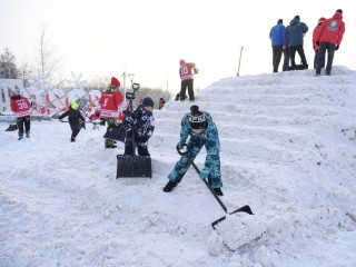 Народная стройка на свежем воздухе: в Сергиевом Посаде появились удивительные конструкции из снега и льда