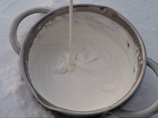 «Как советский пломбир»: REGIONS проверил вирусный рецепт мороженого на снегу