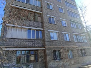 Возвращение в мирную жизнь: еще один мариупольский дом готовится встречать своих жильцов