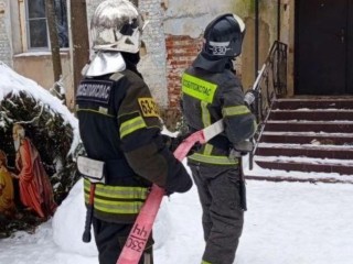 Под защитой истории: на территории храма Воздвижения Креста Господня отработали действия при пожаре