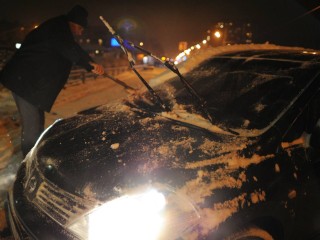 Как правильно и быстро расчистить авто от снега, советуют спасатели