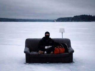 На диване по льду Сенежа: экстримальные покатушки устроили в Солнечногорске