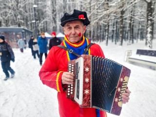 Жители Пущина встретили Рождество на катке яркими развлечениями и угощениями