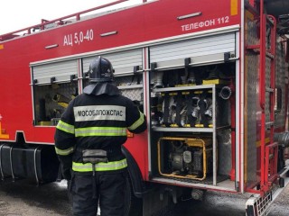 Оперативные службы на месте: пожарные машины прибыли к месту возгорания в Истре