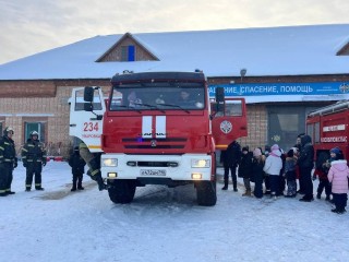 Пожарные раскрыли секреты: что узнали второклассники на необычном уроке в Можайском