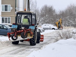 Шаховские коммунальщики расчищают улицы в деревнях и селах