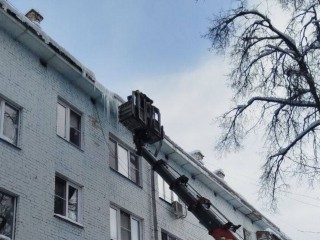 Шалость природы или коммунальщиков? На многоквартирном доме в Лобне выросли красные сосульки