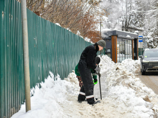 Коммунальщики очистят от снега и наледи тротуары на Горной и Первомайской улицах в Сходне