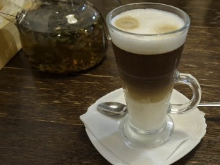 От жажды не спасет: какой популярный напиток терапевт назвал абсолютным лидером по обезвоживанию