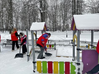 Лопаты вместо селфи: волонтеры и школьники атаковали сугробы в парке Островского