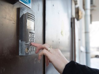 Зумер, поджигая домофон в доме на Новоугличском шоссе, попал в объектив видеокамеры