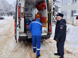 Балконная операция: спасатели эвакуировали упавшую дома пенсионерку в Серебряных Прудах