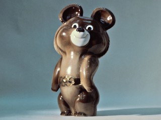 Олимпийский мишка, сделанный загорскими мастерами, стал талисманом сборной страны