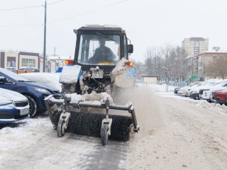 Названы адреса дворов, откуда вывезут снег в выходные дни