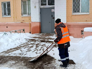 В Лобне к расчистке снега во дворах привлекли дополнительные бригады и технику
