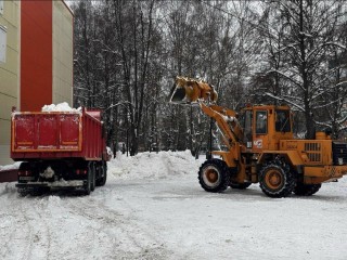 Работа начинается затемно: дворы и парки Долгопрудного очищают от снега сотни дворников и тракторов