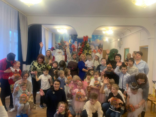 Январская сказка в ОР «Доверие»: для детей с ОВЗ провели мастер-класс по изготовлению снеговиков и показали спектакль