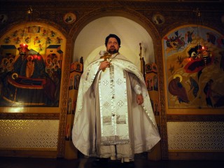 Нужно ли на Крещение рисовать кресты на дверях жилища и ходить со свечой по дому