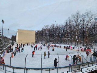 Каток «КосмоЛед» в Королеве вмещает до 50 человек за один сеанс