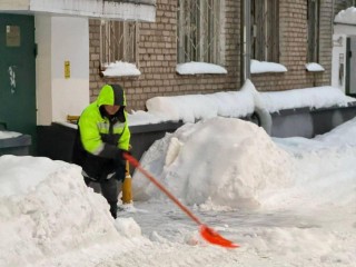 Дворники vs сугробы: как в Подмосковье обеспечивается доступ к подъездам и контейнерным площадкам