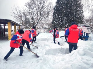 Снежный десант в Старой Ситне: волонтеры спасли прогулки в детском саду