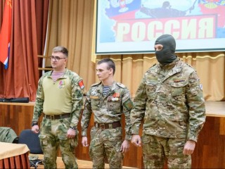 Боец с позывным «Кот» обучает детей тактической медицине