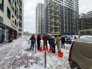 Жители «Бригантины» помогли коммунальщикам убрать снег в ЖК