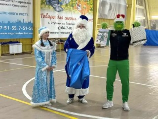 Регби в масках: как Дед Мороз и Человек-паук сразились за мяч в Ступине