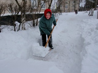 Бесплатно и с пользой: уборка снега с лихвой заменит пробежку или фитнес-тренировку