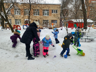 Снежный крокодил Гена из Реутова борется за победу в городском конкурсе