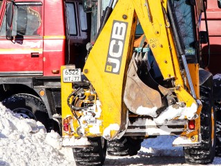 Автоспасатели в Кашире вытаскивают застрявшие в снегу фуры