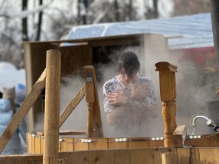 Жители Ленинского округа уже начали Крещенские купания