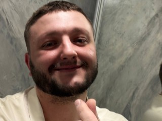 Спевший на остановке в Балашихе Галустян проснулся знаменитым в день рождения