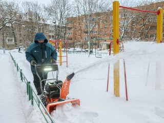 Организована работа сотен дворников: домовые территории Подольска освобождают из снежного плена