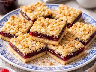 Рассыпчатый тертый пирог с вареньем: готовим бюджетный ароматный десерт, как у бабушки