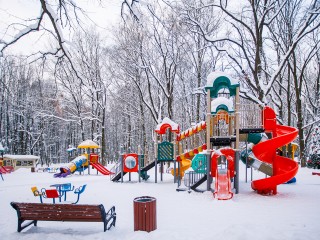 Отец-активист из ЖК «Афродита» очистил от снега площадку для детей